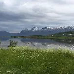 Hyggelig Lite Bosted Ved Sjoen, Naer Sentrum I Valnesfjord *