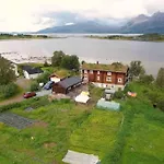 Hyggelig Lite Bosted Ved Sjoen, Naer Sentrum I Valnesfjord *