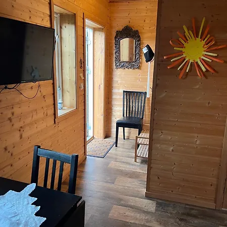 Hyggelig Lite Bosted Ved Sjoen, Naer Sentrum I Valnesfjord