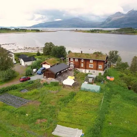 Hyggelig Lite Bosted Ved Sjoen, Naer Sentrum I Valnesfjord